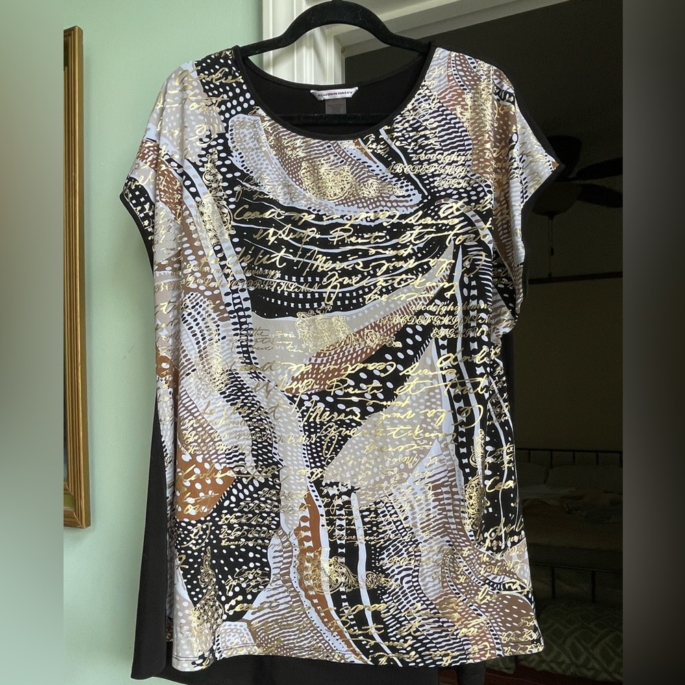 Allison Daley XL/TG Lovely gold accents on abstract background knit top.